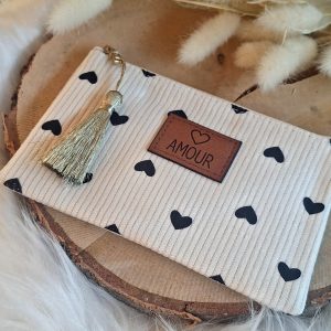 Pochette "Amour" à coeurs noirs